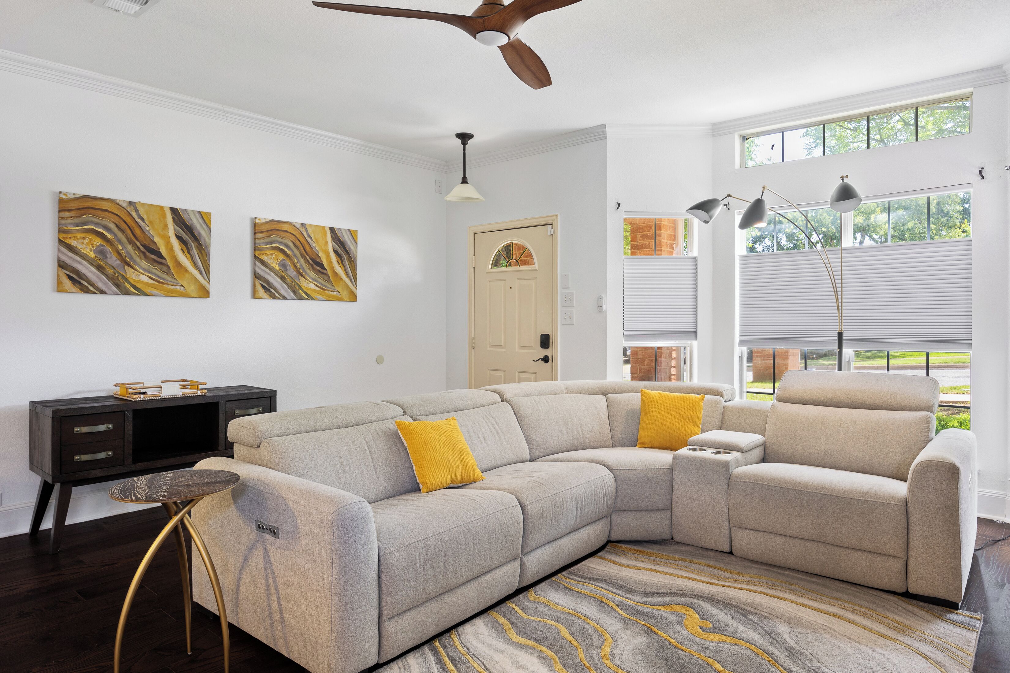 Smart TV, fireplace
