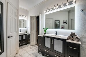 تجهيزات دش، مجففات شعر، مناشف، صابون