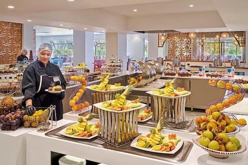 Free daily buffet breakfast