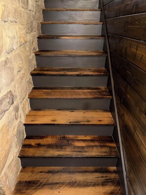Eine Treppe mit abwechselnd Stein- und Holzbodenstufen.