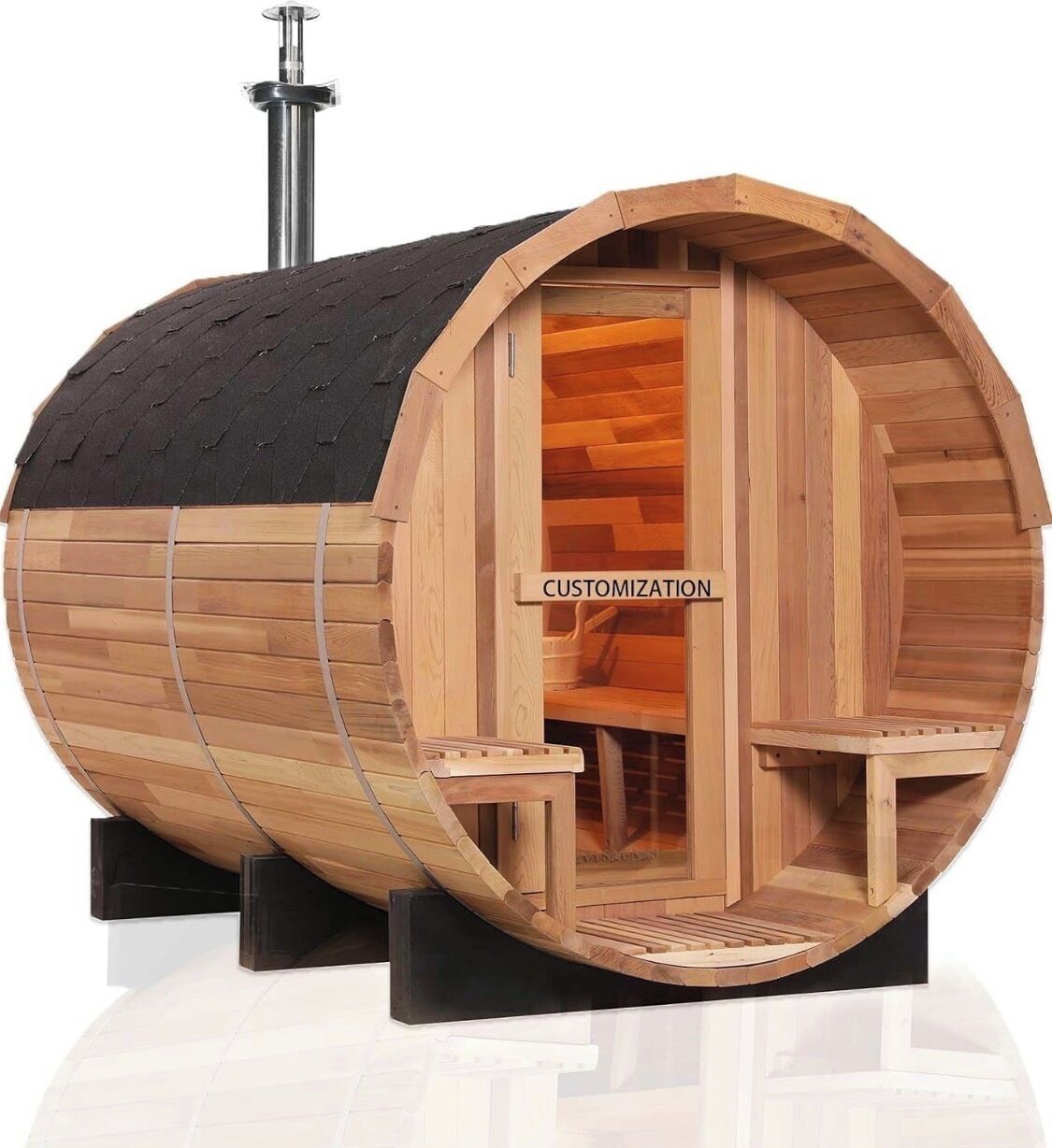 Eine holzgebaute, fassförmige Sauna mit Schiebetür, Sitzbank und Schild mit Informationen zur Individualisierung.