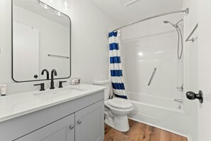 Shower, towels - Endless Summer - Cherry Grove - 1 Block from Beach (North Myrtle Beach)