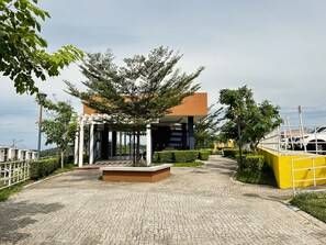 Property grounds - Charming Modern Family Home near Beach & City! Pool Access & Casa Club! (Zaragoza)