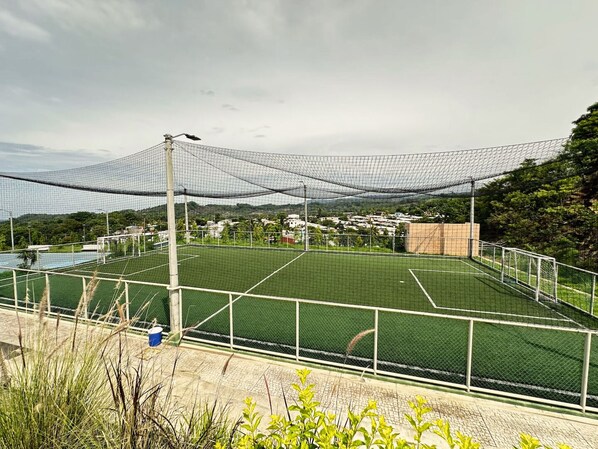 Sports court - Charming Modern Family Home near Beach & City! Pool Access & Casa Club! (Zaragoza)