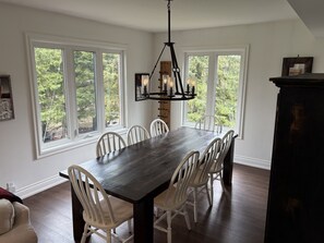 Dining - Sierra Peaks- Walk to Blue Mtn Village, Sleeps 8 (The Blue Mountains)