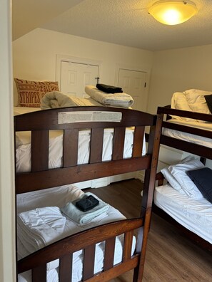 Iron/ironing board, WiFi, bed sheets - Sierra Peaks- Walk to Blue Mtn Village, Sleeps 8 (The Blue Mountains)