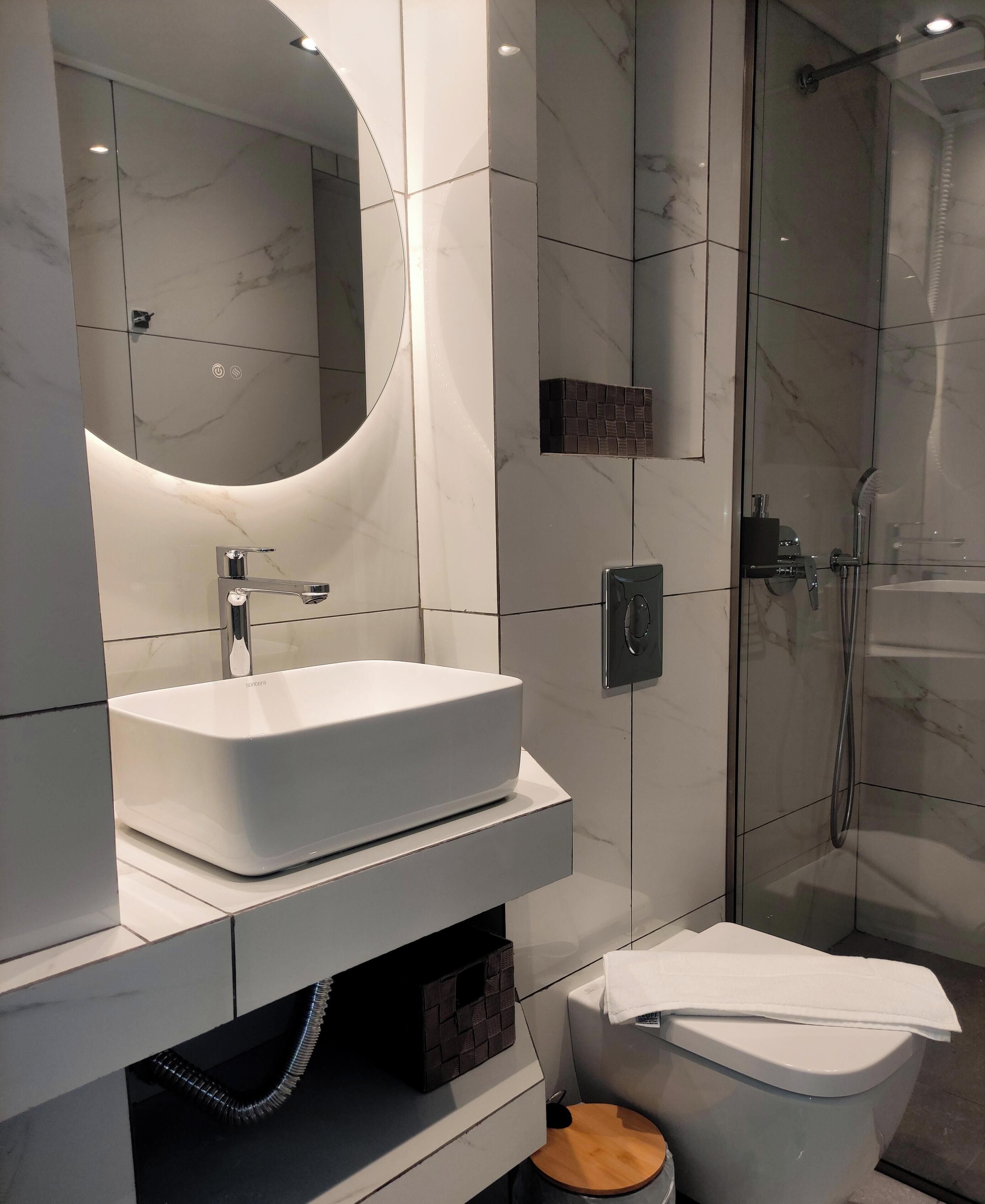 Douche, sèche-cheveux, serviettes fournies, savon