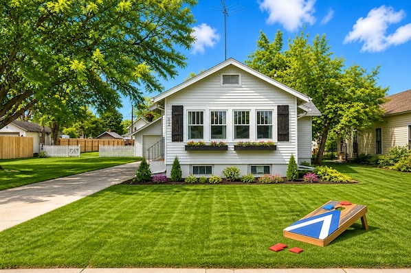 Exterior - Walnut Street Retreat Downtown, Dog Friendly (Windsor)