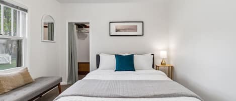 Talo, useita sänkyjä, keittiö, näköala puutarhaan (Walnut Street Retreat) | 2 makuuhuonetta, yksilöllisesti sisustettu, yksilöllisesti kalustettu