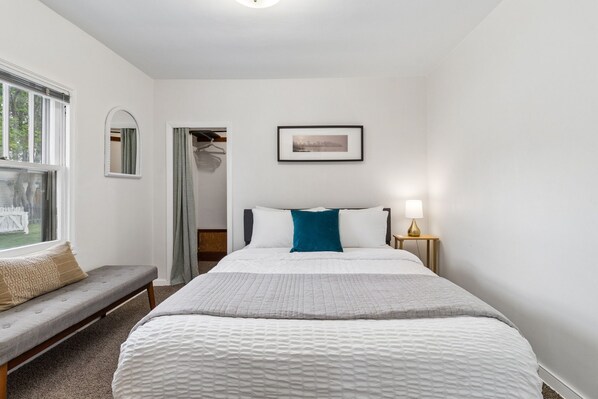 House, Multiple Beds, Kitchen, Garden View (Walnut Street Retreat) | 2 bedrooms, individually decorated, individually furnished, desk - Walnut Street Retreat Downtown, Dog Friendly (Windsor)