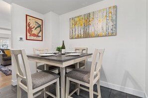Ferienhaus, Mehrere Betten, Küche, Gartenblick (Walnut Street Retreat) | Speisen