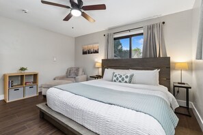 Ferienhaus, Mehrere Betten, Küche, Gartenblick (Walnut Street Retreat) | 2 Schlafzimmer, individuell dekoriert, individuell eingerichtet