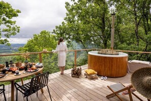 Family Suite | Outdoor dining - Les Coteaux Lodges & Expériences (LAPARADE)