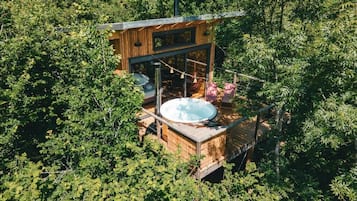 Comfort Suite | Outdoor spa tub