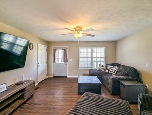 Living area - Sugar Hill Home ~ simple & quiet 3BR near town (Mountain View)