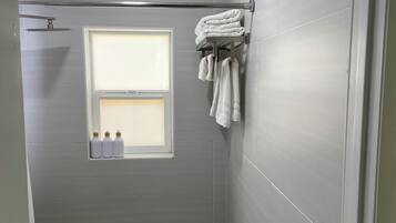 Ducha, secador de pelo, toallas, jabón