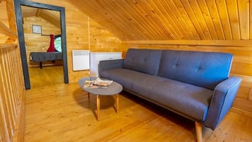 Deluxe Chalet, 3 Bedrooms, Lake View | Living area