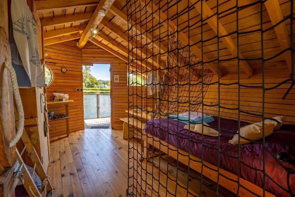Cabin, Overwater