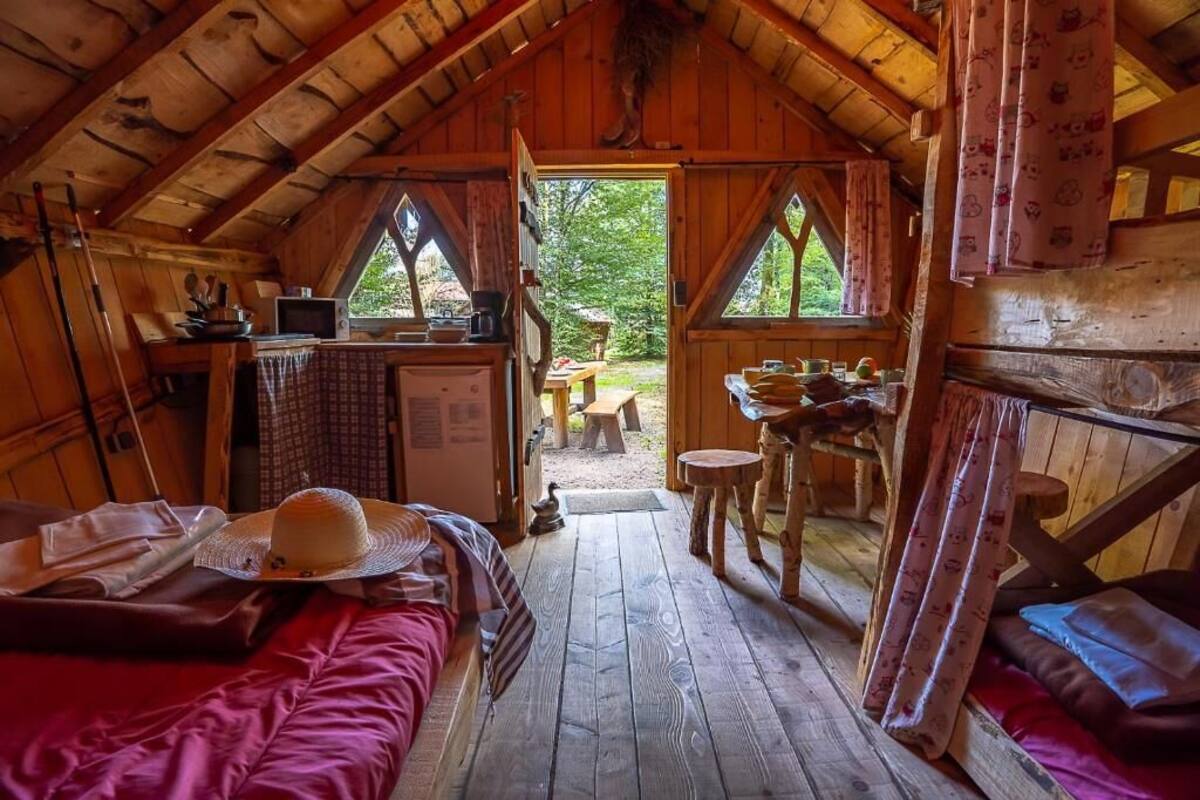 Ein gemütliches Blockhaus mit Schlafzimmer auf Schlafgalerie, Essbereich und kleiner Küche.
