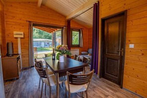 Chalet Klasik, 2 kamar tidur | Tempat makan