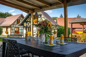 Casa rodante Confort, 2 habitaciones, baño privado | Restaurante al aire libre