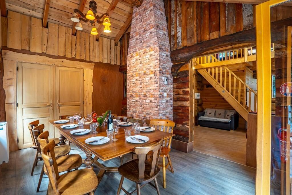 Traditional Chalet, 5 Bedrooms | Dining