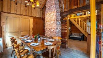 Traditional Chalet, 5 Bedrooms | Dining