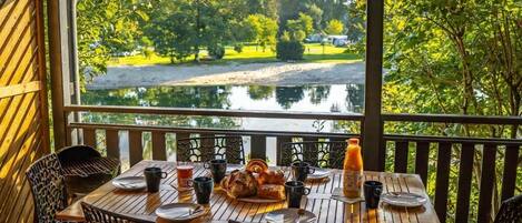 Chalet Deluxe, 3 chambres, vue sur le lac | Restauration en plein air