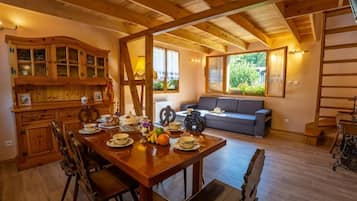 Signature Chalet, 3 Bedrooms, Garden View | Dining