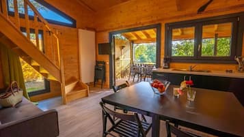 Deluxe Chalet, 3 Bedrooms, Lake View | Interior