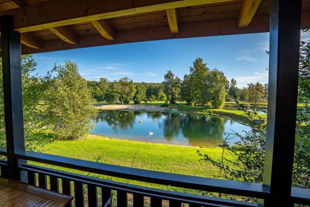 Deluxe Chalet, 3 Bedrooms, Private Bathroom, Lake View | Property grounds