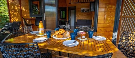Deluxe Chalet, 3 Bedrooms, Lake View | Outdoor dining
