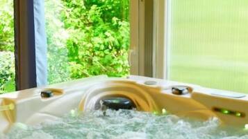Luxury Bungalow, 1 Bedroom, Private Bathroom, Lake View | Interior