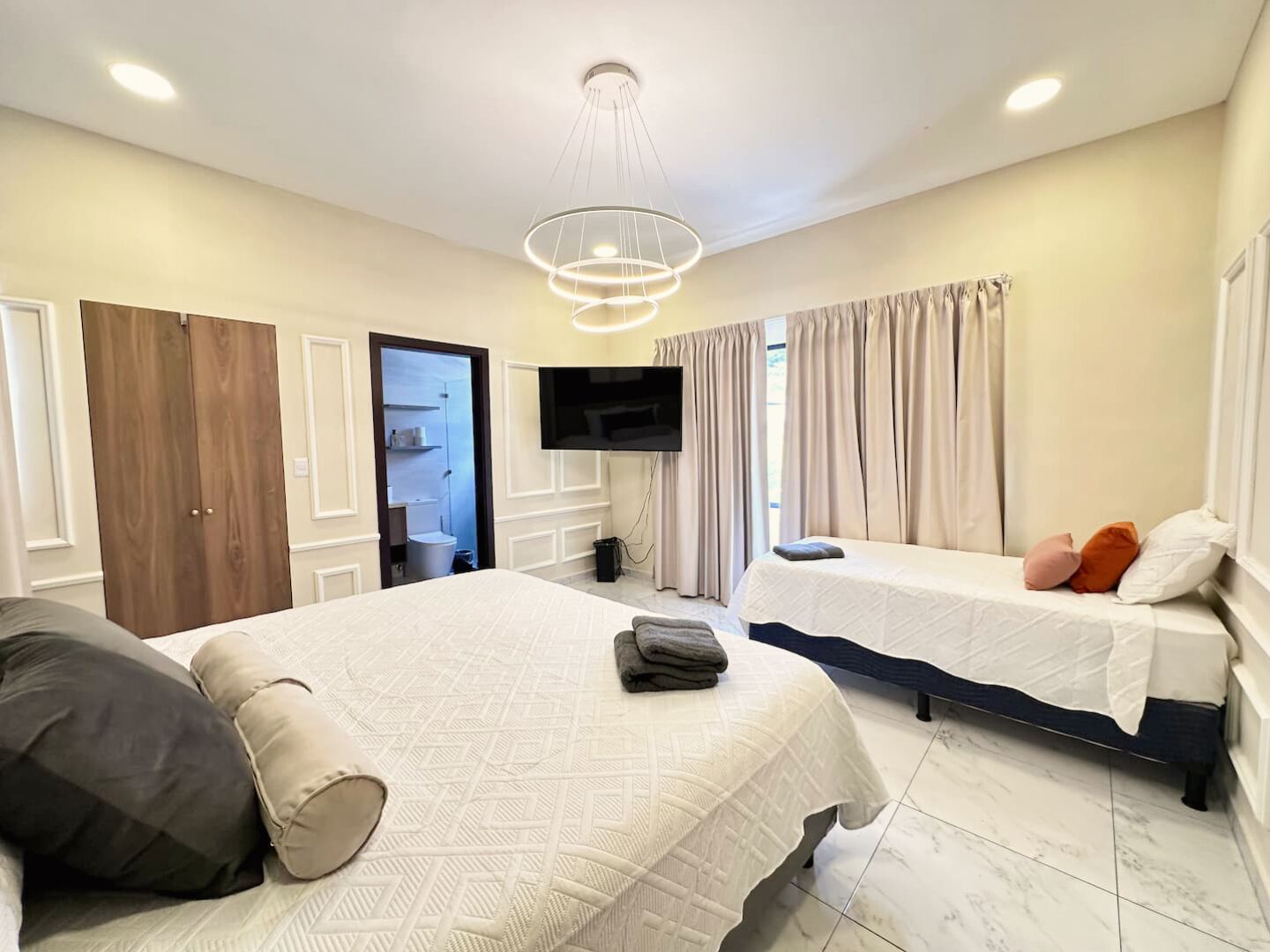 Iron/ironing board, WiFi, bed sheets