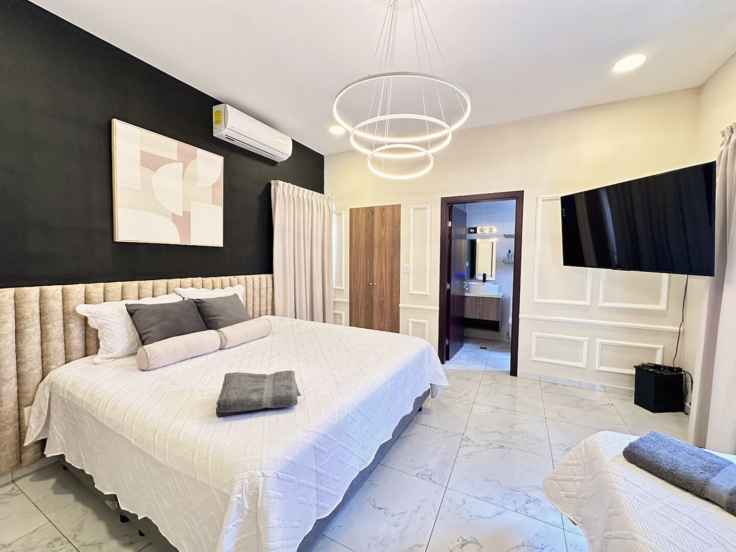 Tabla de planchar con plancha, wifi y ropa de cama 