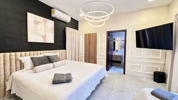 Tabla de planchar con plancha, wifi y ropa de cama