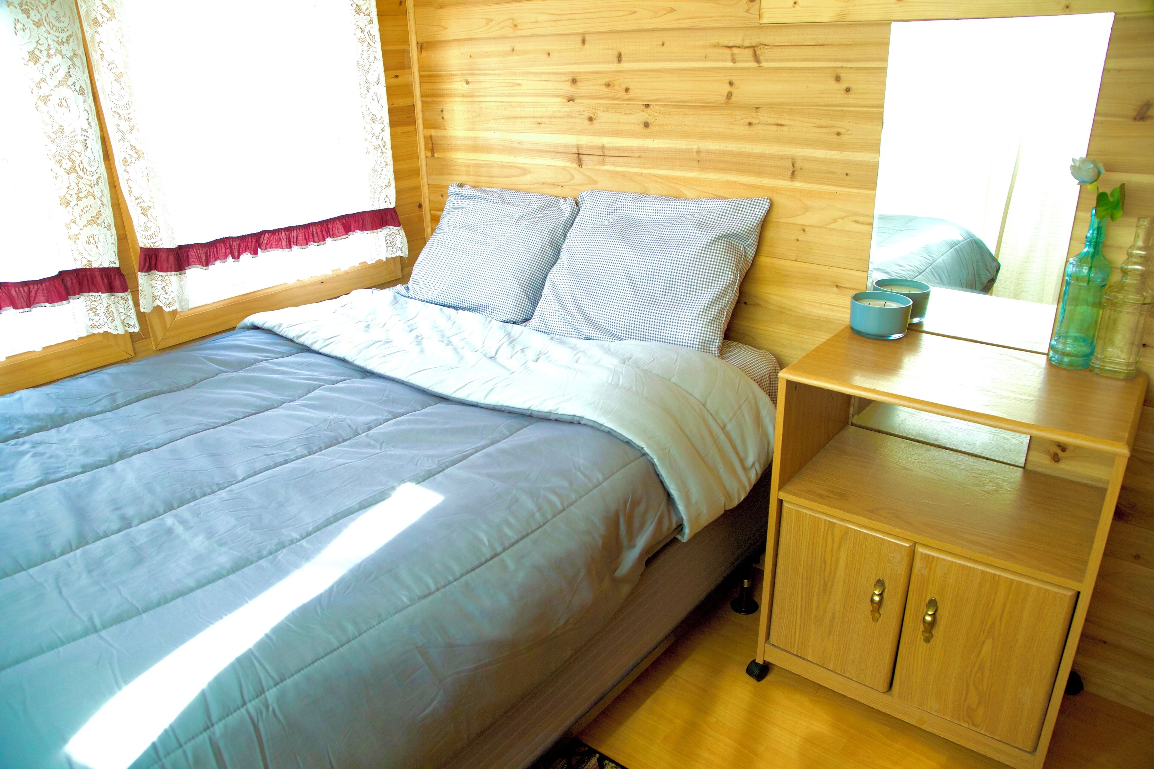 Tabla de planchar con plancha y ropa de cama 