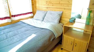 Tabla de planchar con plancha y ropa de cama