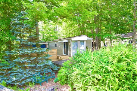 Exterior. Pocono Comfortable 2Bedroom Stay