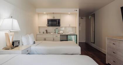 Premium Kalākaua Haus Kitchenette