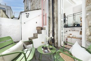 Terrace/patio - Bluebell Cottage - Pets welcome, Wood burner, Free wi-fi (St Ives)