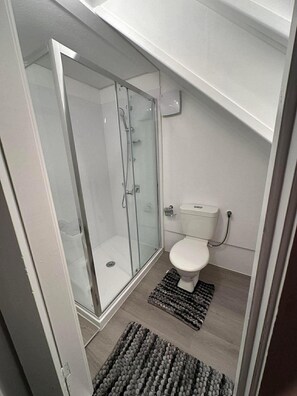Shower, towels, soap, toilet paper - Kuirau's Nest ( Your lake Road Escape ) (Rotorua)