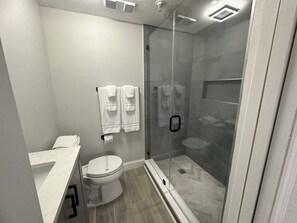 Hårføner og håndklær