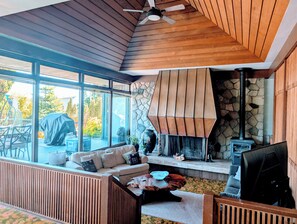 Terrace/patio - Lighthouse Cozy Lodge - Beach Access, Pool (Deep Bay)
