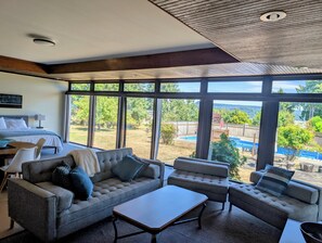 Living area - Lighthouse Cozy Lodge - Beach Access, Pool (Deep Bay)