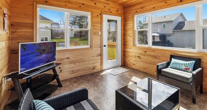 Spacious 4BR Home Sleeps 10 I Game Room + Sunroom+ Veranda