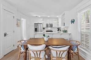 Dining - Pet Friendly - Public Beach-3 Minute Bike Ride '1 Salty Seattitude` (Santa Rosa Beach)