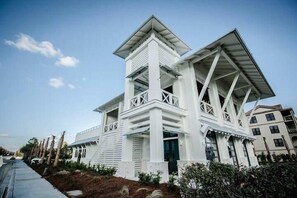 Exterior - Pet Friendly - Public Beach-3 Minute Bike Ride '1 Salty Seattitude` (Santa Rosa Beach)