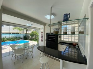 Private kitchen - House in Búzios, 250m from Jurere Internacional Beach. (Florianópolis)
