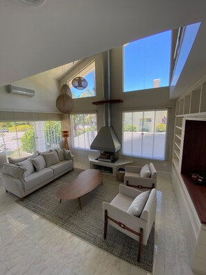 Living area - House in Búzios, 250m from Jurere Internacional Beach. (Florianópolis)